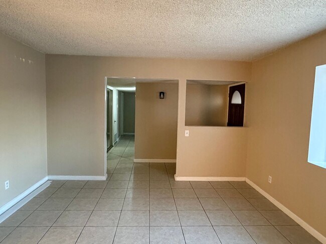 Building Photo - Affordable 3 BD 2 BA house in SW Bakersfield on a corner lot