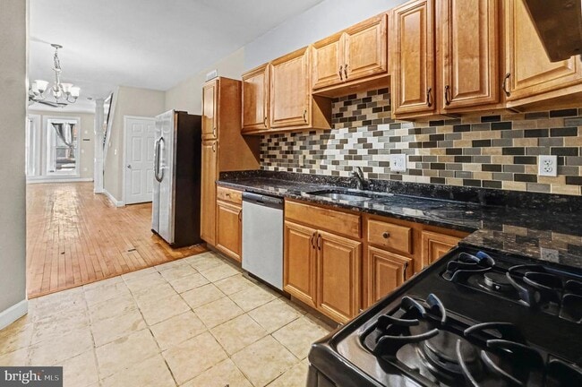 Building Photo - 407 W 28th St