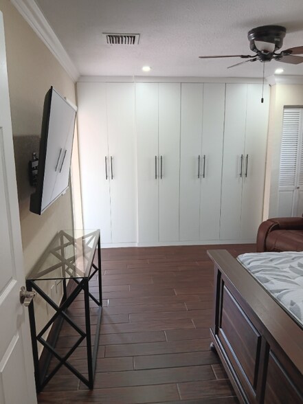 Building Photo - 1257 SE Airoso Blvd