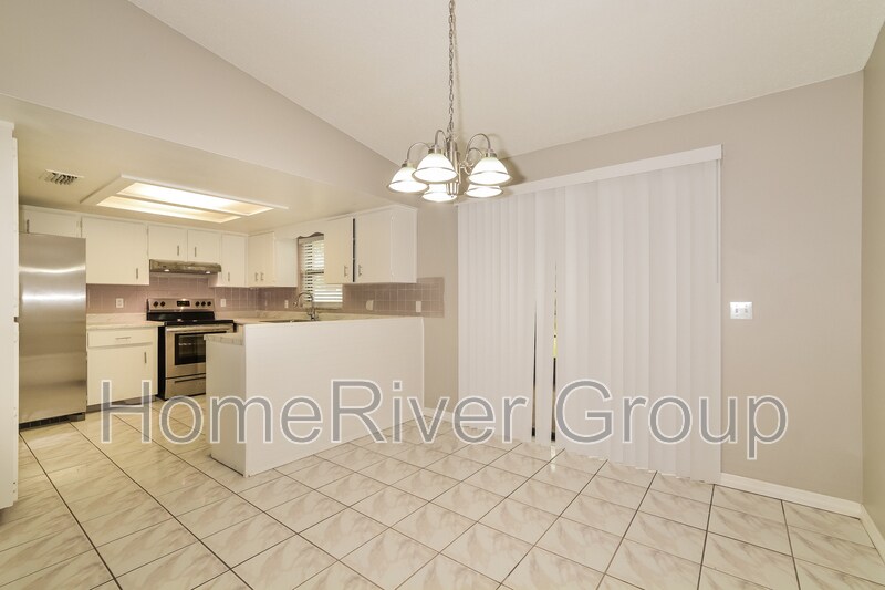 Building Photo - 2811 Queen Palm Dr