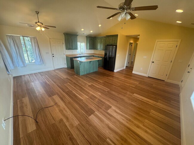 Building Photo - Beautiful 2 Bedroom Home In Central