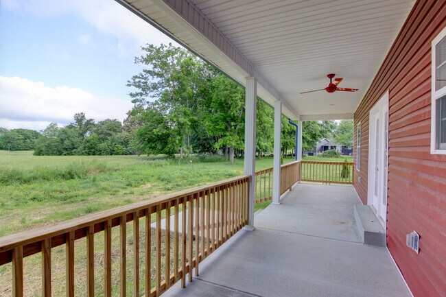 Building Photo - 135 Riverbend Dr