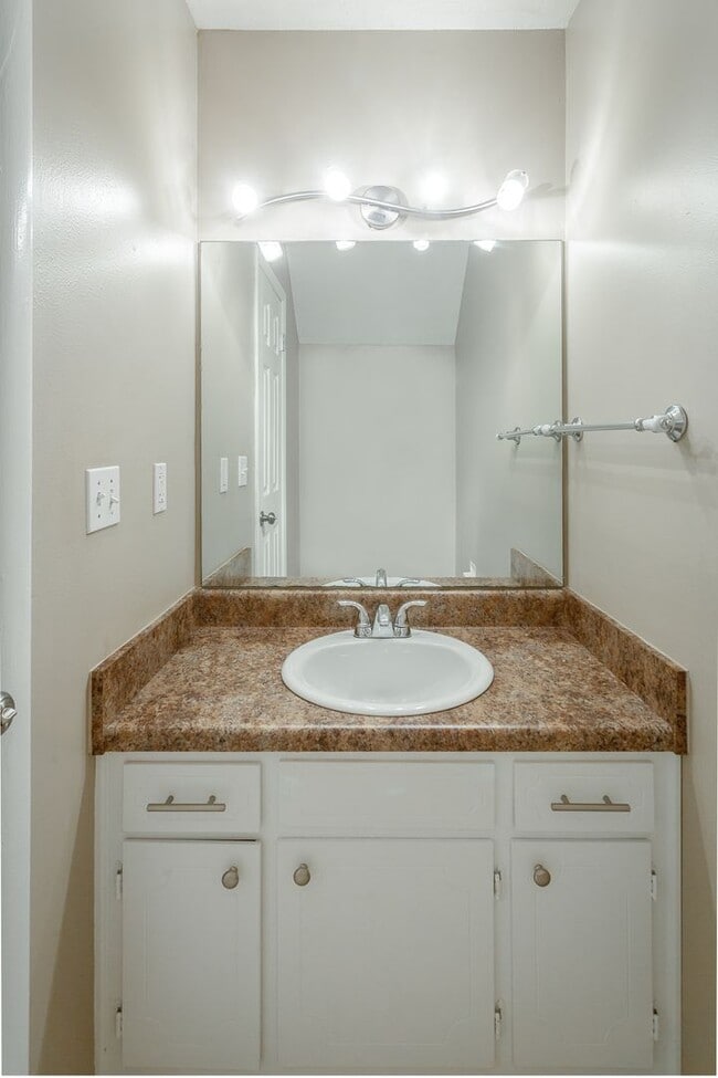 Building Photo - 741 S Germantown Cir