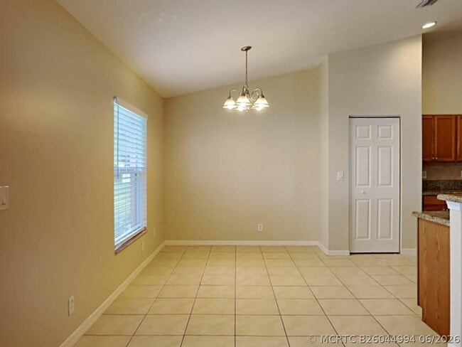 Building Photo - 1389 SW Prairie Cir