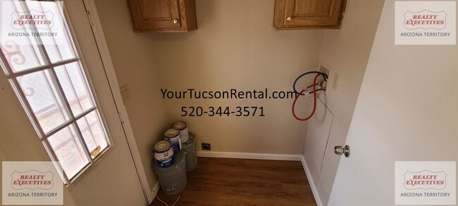 Building Photo - Irvington & Park - 4/2 baths with AC