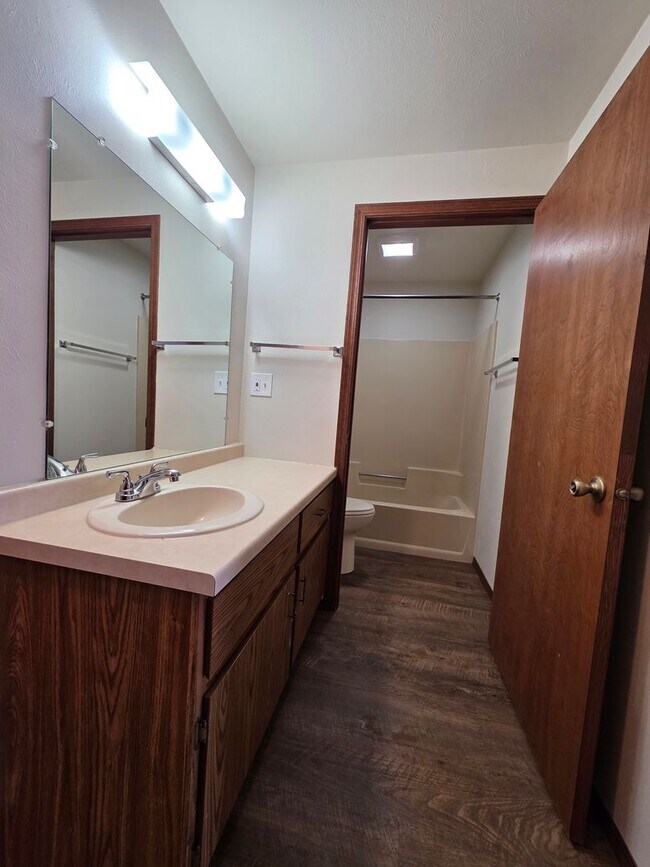 Building Photo - Spacious 1 Bedroom 1 Bath Upper Apartment