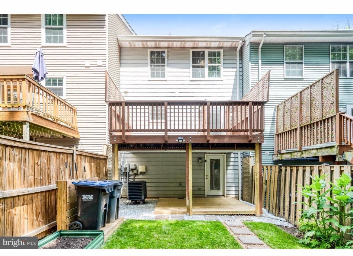 Building Photo - 15242 Streamside Ct