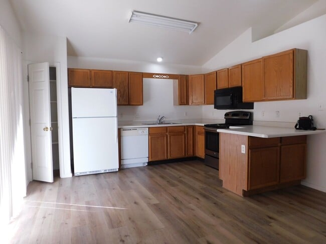 Building Photo - Duplex in Family Friendly Neighborhood