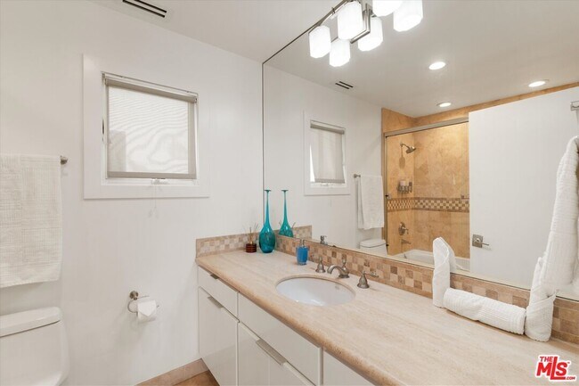 Building Photo - 6419 Ocean Front Walk