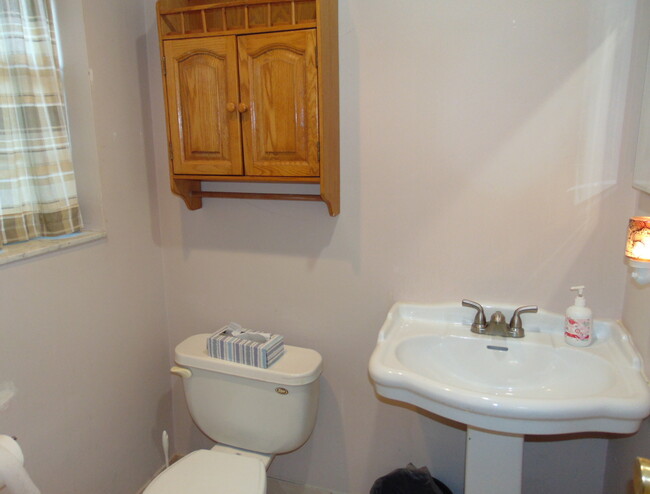 GUEST BATHROOM - 1045 Country Club Dr