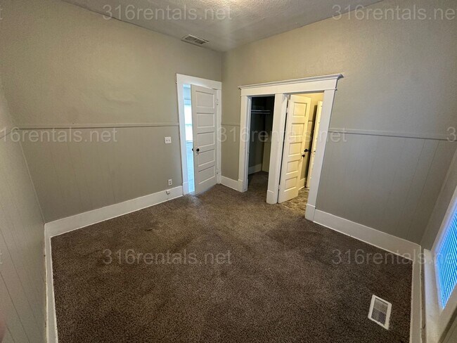 Building Photo - $1200 - 3 bedroom 1 bath - Single Family Home