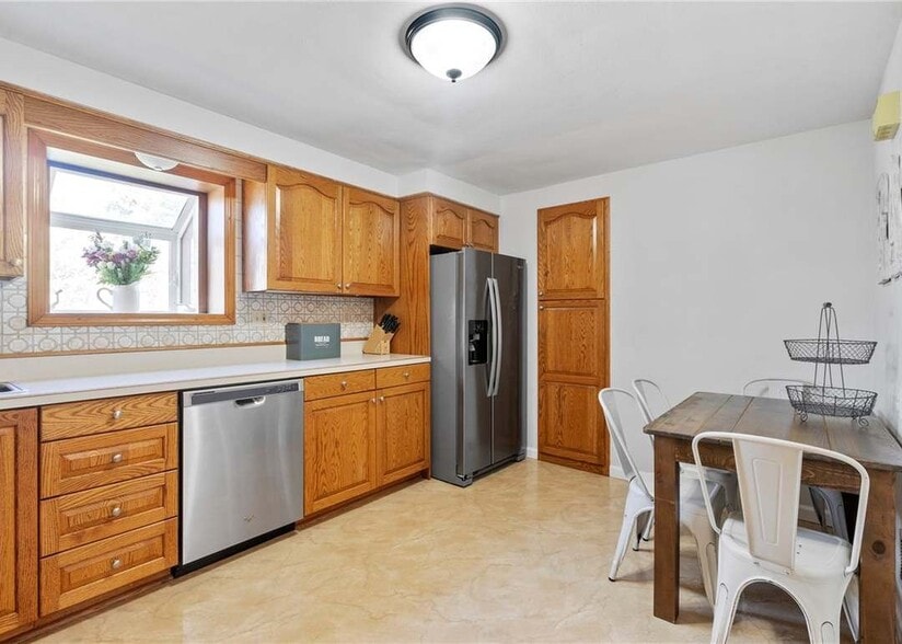 Building Photo - 699 Doris Dr