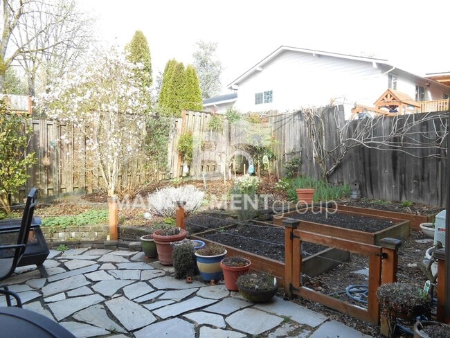 Building Photo - Bethany/NW Portland Home Updated with Hardwoods and Granite! Tons of Storage!