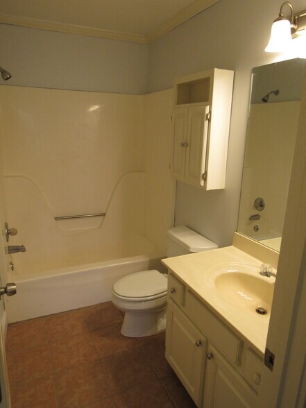 Full bathroom across from 1st bedroom - 1273 W Wylie Bridge Rd