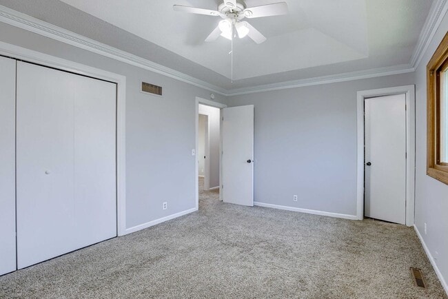 Building Photo - Light-Filled 4-Bedroom in Millard!!