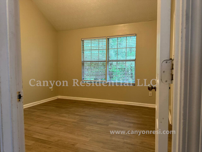 Building Photo - Beautiful 3b Room! Move in ready!