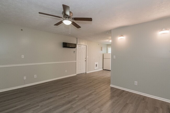 Building Photo - Beautifully FULLY RENOVATED 2 Bdr 1 bath i...