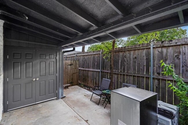 Building Photo - 200 Laurel Dr