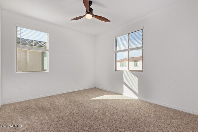 Building Photo - 14038 W Desert Hollow Dr