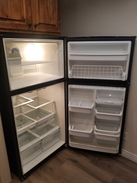 Refrigerator/Freezer 2 - 39 N Archmore St