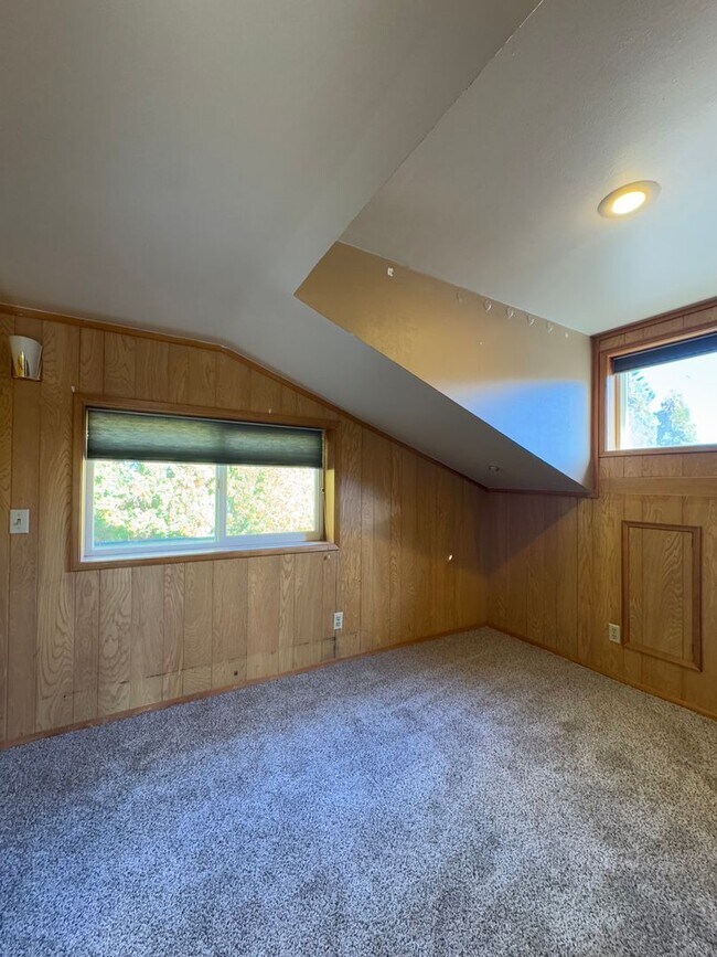 Building Photo - Spacious 6 Bedroom, 3 Bathroom Home Near CWU