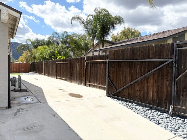 Building Photo - 3571 Lake Crest Dr