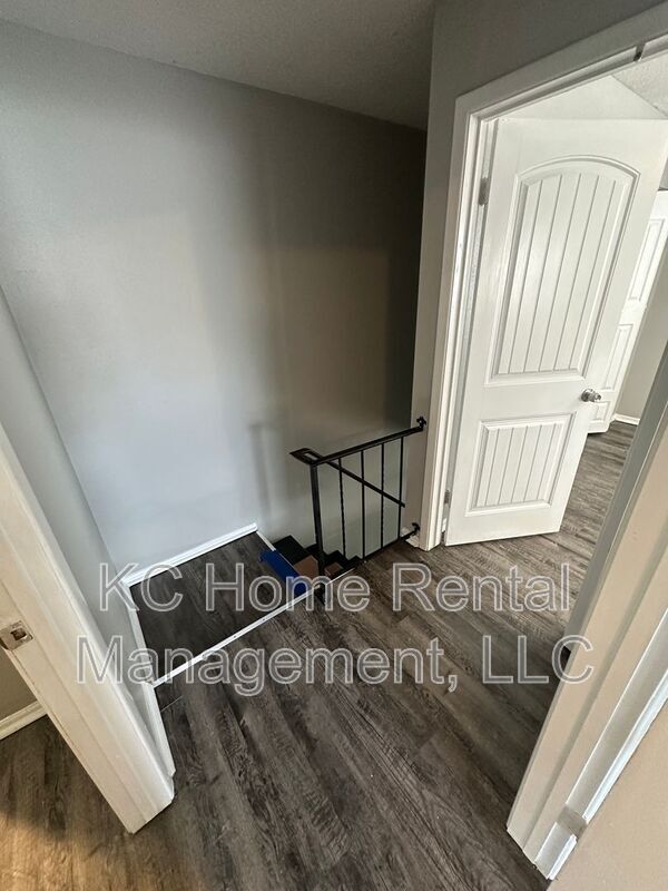 Building Photo - 212 N Oak Dr