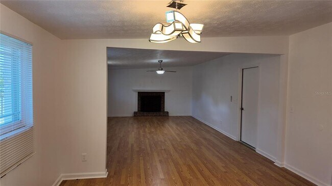 Building Photo - 5517 Maxine Dr