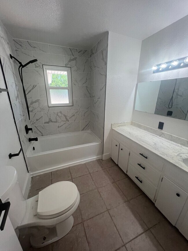 Building Photo - 4 Bed 3 bath remodeled home