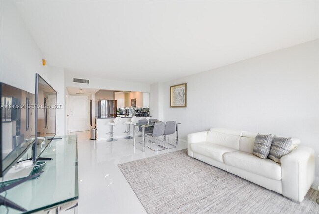 Building Photo - 3625 N Country Club Dr