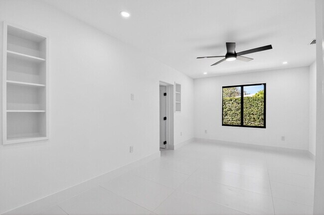 Building Photo - 1410 Beta Ct N