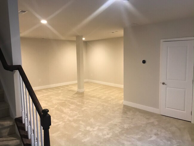 Finished basement - 703 Lakeview Ct