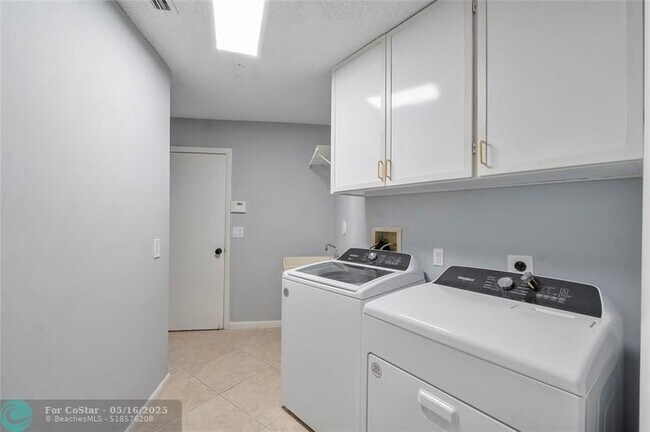Building Photo - 10434 NW 6th Ct