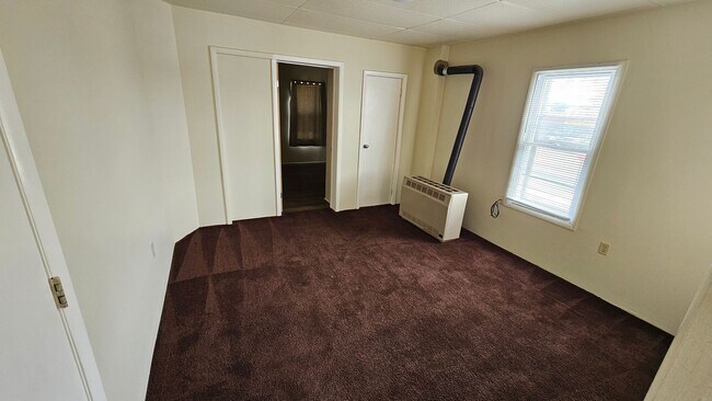 Building Photo - 2nd Floor 1 Bedroom Apartment!