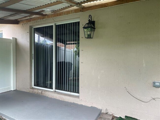 Building Photo - 2225 Laura Ln