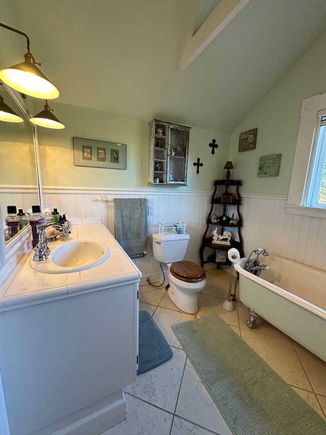 Building Photo - Vintage Home, furnished and upgraded: Occi...