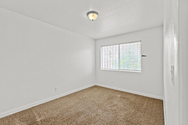 Building Photo - "Charming 3-Bedroom Townhouse Oasis with 2 Full Baths in Las Vegas – 1220 Sq Ft of Comfortable Li...