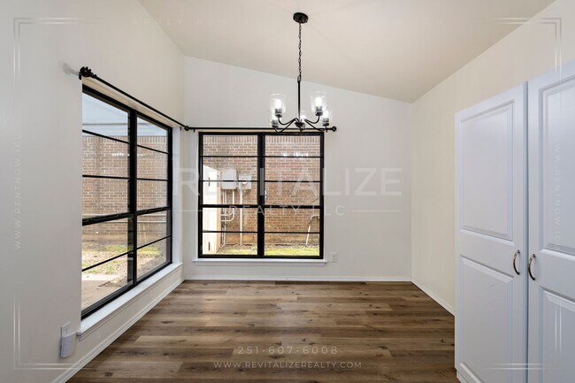 Building Photo - Beautifully Updated 3BR / 2BA in West Mobile with Private Courtyard