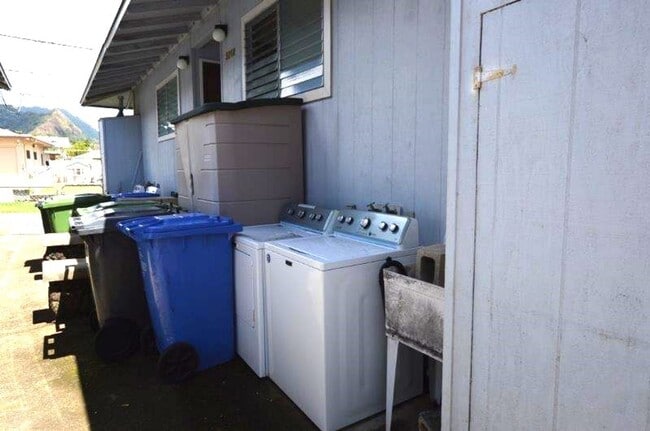 Building Photo - Cottage (Duplex) 2 bed in Upper Liliha