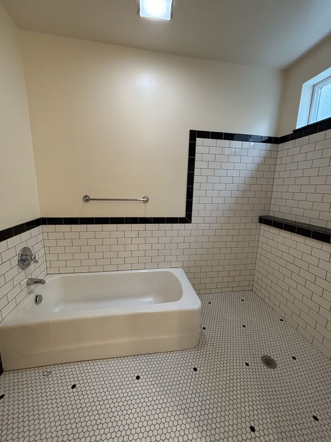 Building Photo - 431thompson