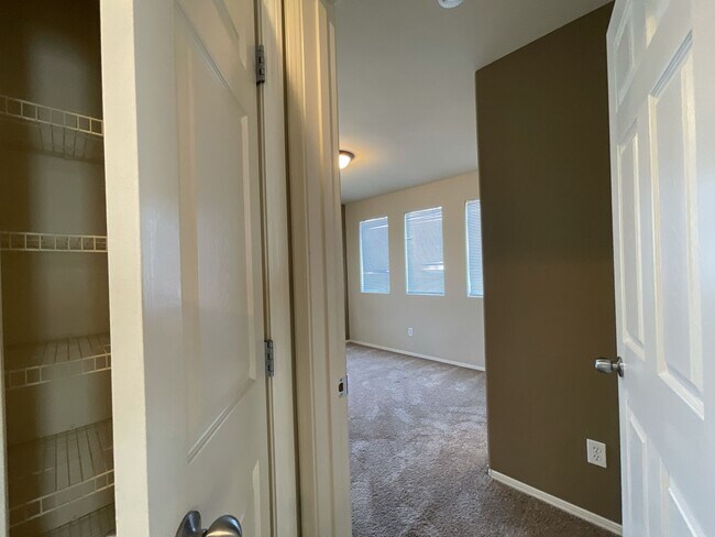 Building Photo - Spacious 3-Bedroom Home in the Northwest L...