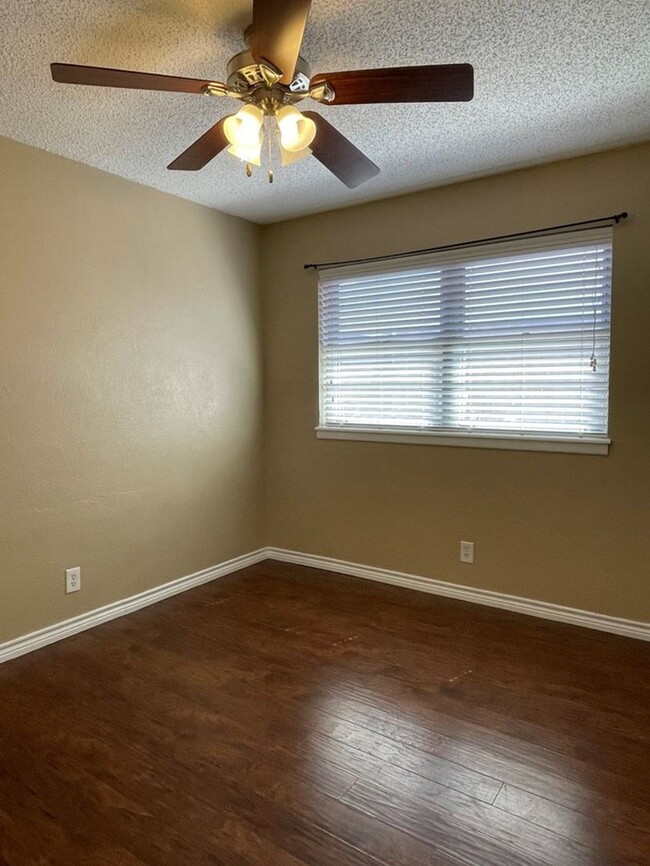Building Photo - Beautiful 3 bedroom 2 bath home close to S...