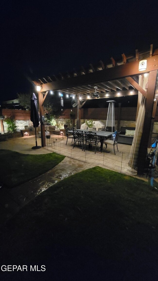 Building Photo - 3880 Loma Brisa Dr