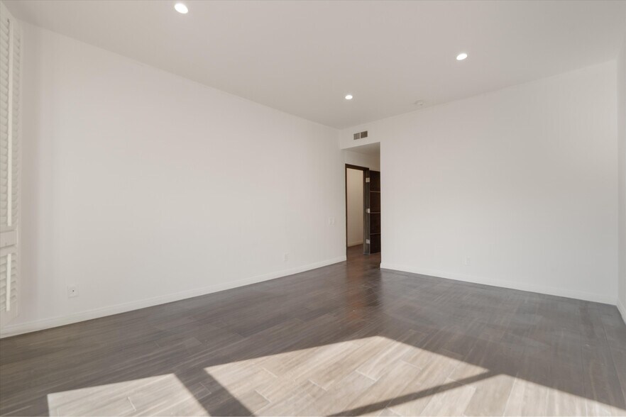 Building Photo - 2175 S Beverly Glen Blvd