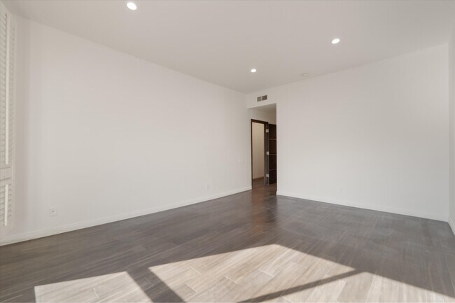 Building Photo - 2175 S Beverly Glen Blvd