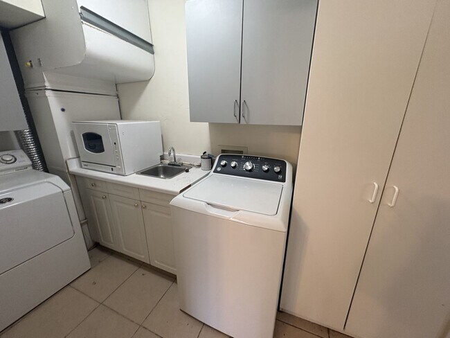 Building Photo - Centrally located Gem for rent
