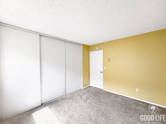 Building Photo - Spacious 3BD/2.5BA Townhouse in UTC W/ 2-Car Garage, Washer/Dryer, Balcony, Community Pool & Tenn...