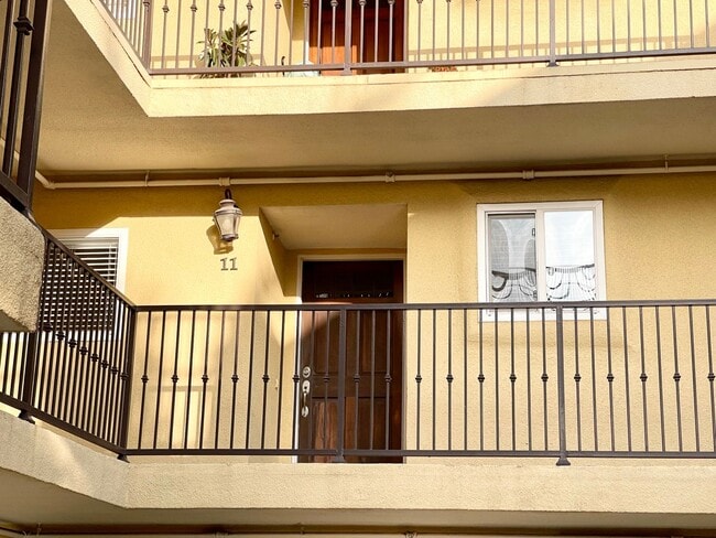 Building Photo - Beautiful 2BD/2BA Condo With Two Parking Spaces in PB