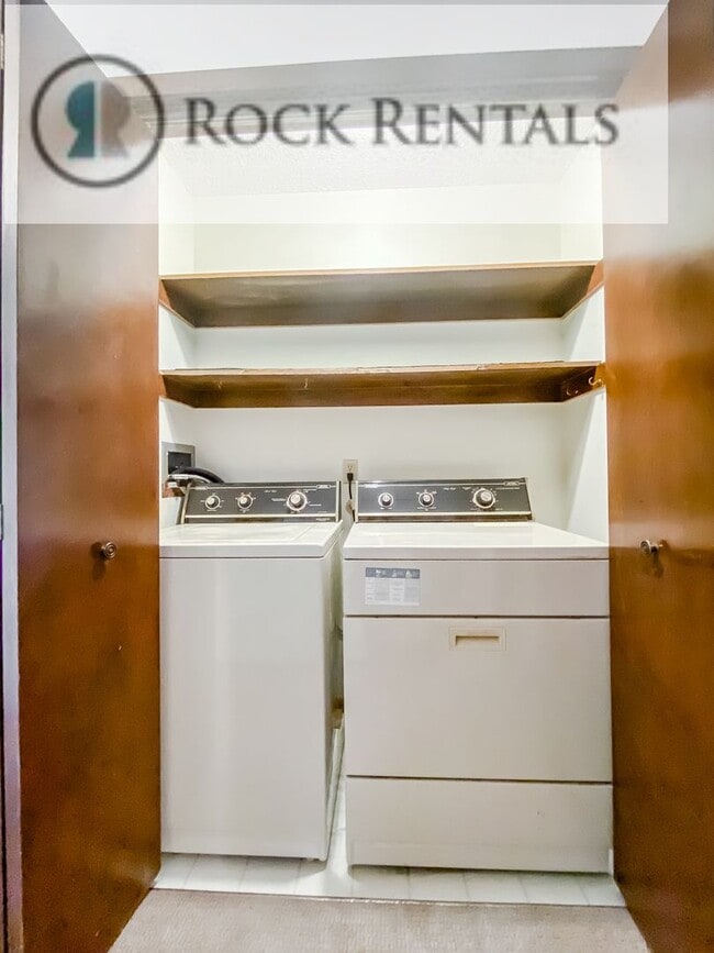 Building Photo - 2 Bed 2 Bath Duplex with Full Basement