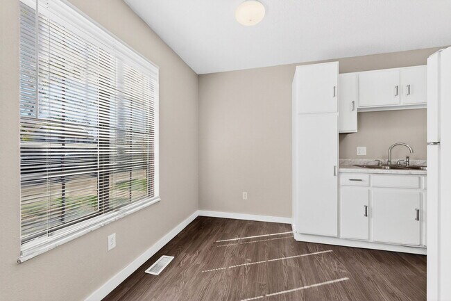 Building Photo - 5920 Walnut Cir Dr